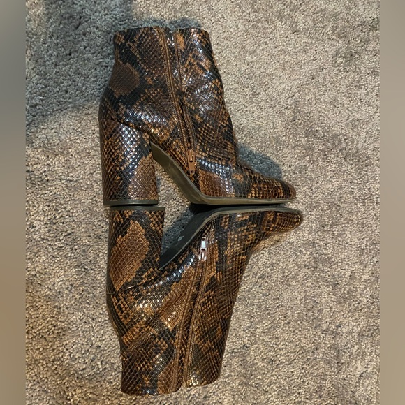 Steve Madden snake skin pointed boots with block heels. - Picture 5 of 7